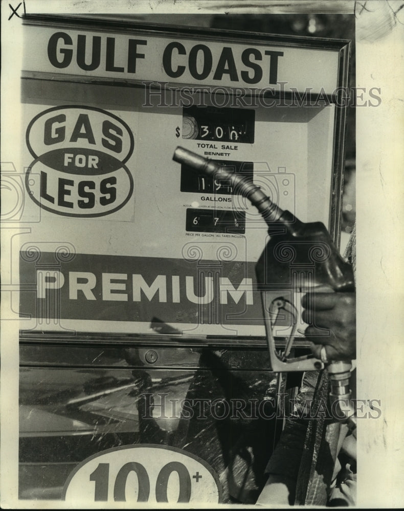Load image into Gallery viewer, 1974 Press Photo Louisiana gasoline pump at Gulf Coast Gas for Less - nob16395
