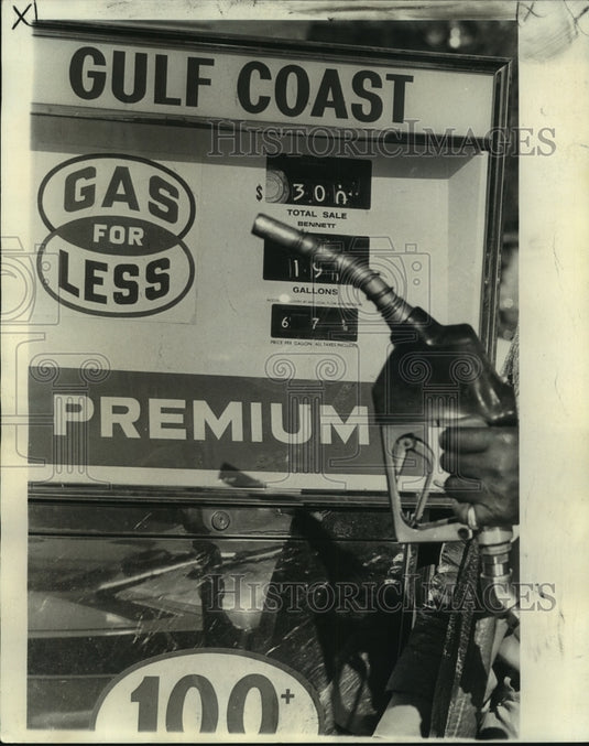 1974 Press Photo Louisiana gasoline pump at Gulf Coast Gas for Less - nob16395