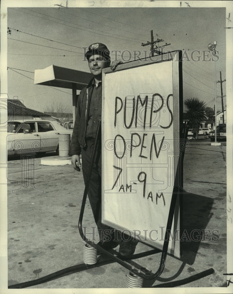 1974 Press Photo Charles Hamback and sign of times, gas pumps open two hours