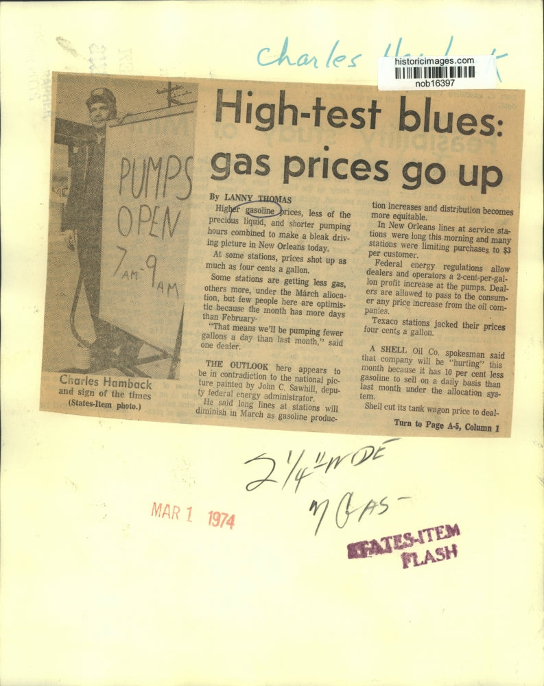 1974 Press Photo Charles Hamback and sign of times, gas pumps open two hours