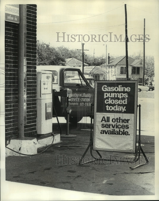 1974 Press Photo Gasoline pumps closed at Washington & Galvez service station- Historic Images