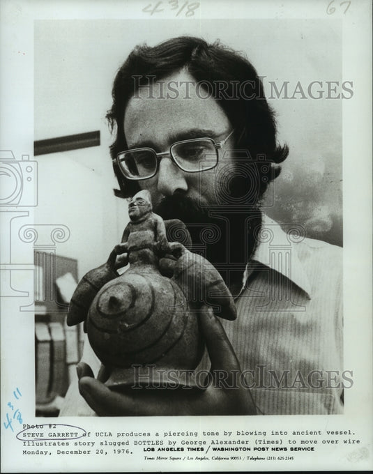 1976 Press Photo Steve Garrett of UCLA makes a piercing tone from ancient vessel- Historic Images