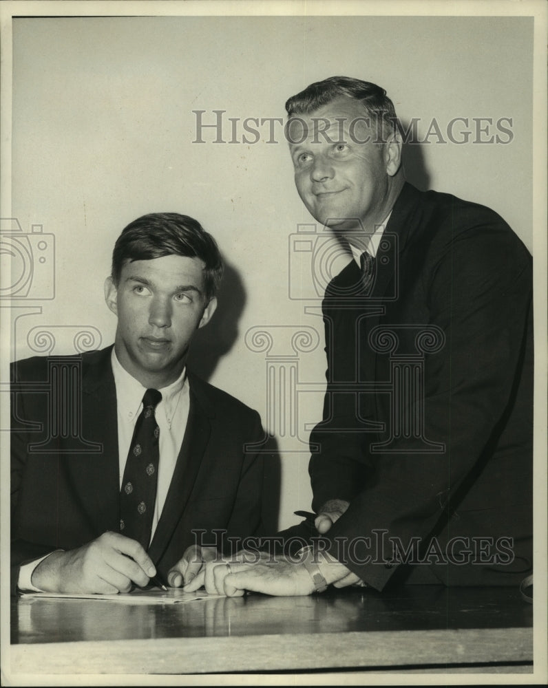 Load image into Gallery viewer, 1968 Press Photo Jesuit's Wayne Garrett &amp; Coach Ralp Pederson, Tulane's Athletic
