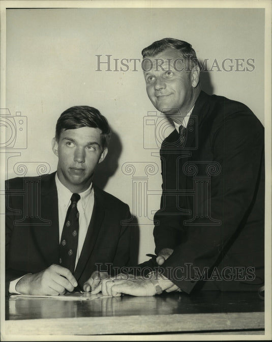 1968 Press Photo Jesuit's Wayne Garrett & Coach Ralp Pederson, Tulane's Athletic
