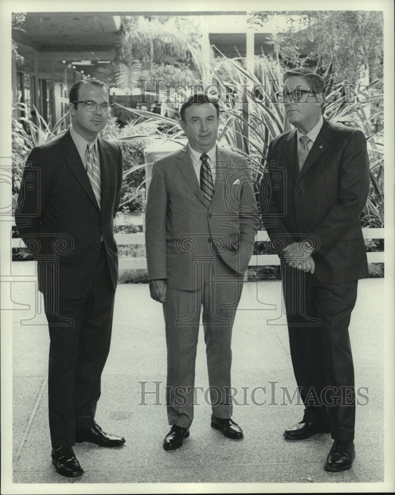 1970 Press Photo Delegates at Oakwood Shopping Center- Historic Images