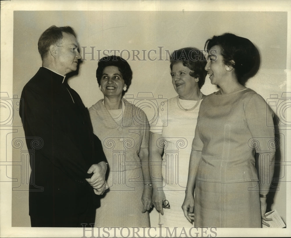 1967 Press Photo Mrs. J.B. Geiger with Archbishop Hannan &amp; other club presidents