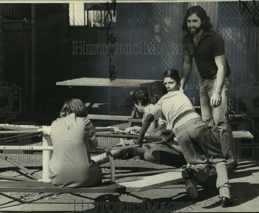 1974 Press Photo August Gehbauer, draft dodger, volunteers at Louis Davis School- Historic Images