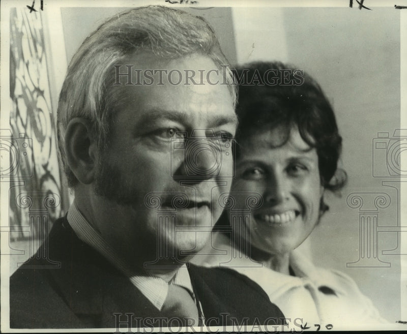 Load image into Gallery viewer, 1971 Press Photo Dr. &amp; Mrs. Geisert at press conference. - nob16525
