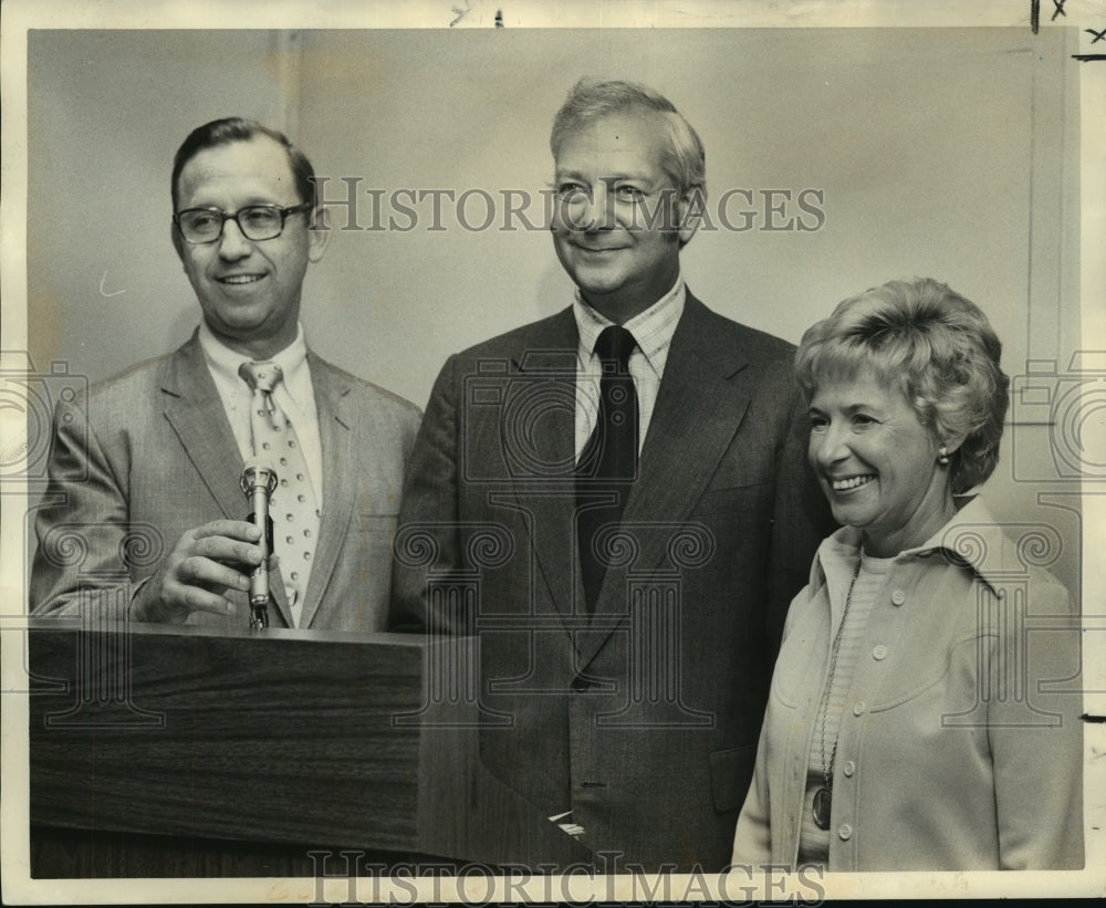 1973 Press Photo Dr. Gene Geisert &amp; others at workshop at One Shell Square- Historic Images