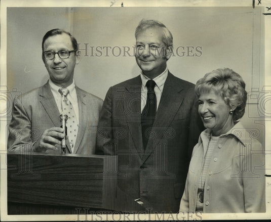 1973 Press Photo Dr. Gene Geisert & others at workshop at One Shell Square- Historic Images