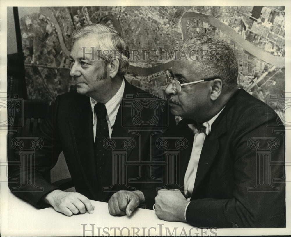 1973 Press Photo Dr. Gene Geisert at School Board press conference - nob16545