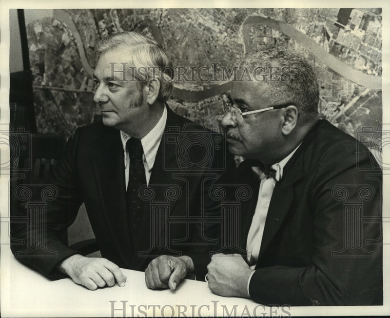 Load image into Gallery viewer, 1973 Press Photo Dr. Gene Geisert at School Board press conference - nob16545
