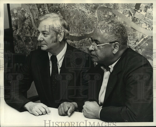 1973 Press Photo Dr. Gene Geisert at School Board press conference - nob16545