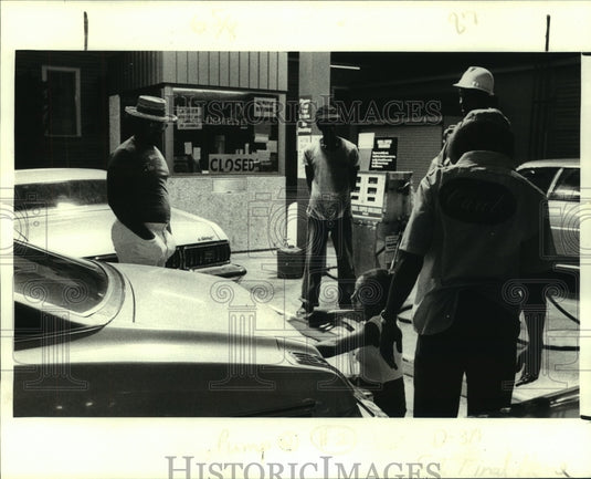 1979 Press Photo Attendant fills up tank of her car ahead of waiting customers- Historic Images
