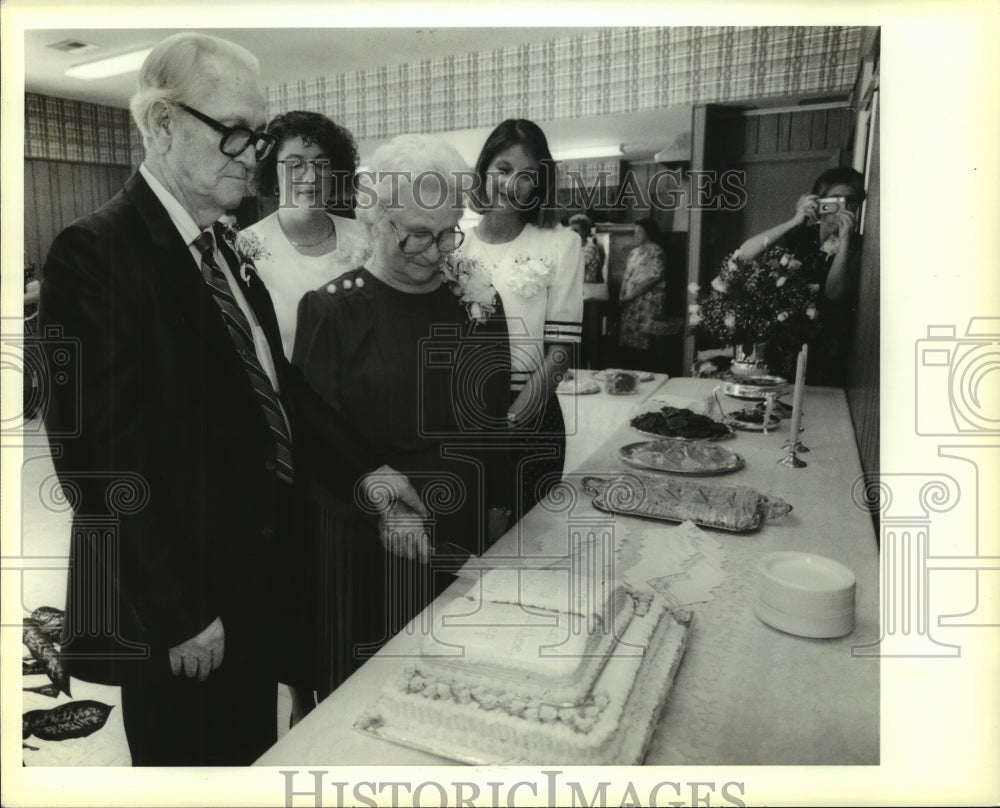  Press Photo Rev. Roy &amp; Mrs. Gay cut anniversary cake as grand-daughters watch- Historic Images