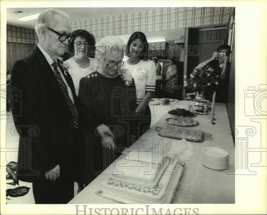  Press Photo Rev. Roy & Mrs. Gay cut anniversary cake as grand-daughters watch- Historic Images