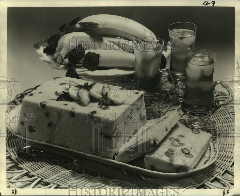 1977 Press Photo Frozen Banana Rainbow Fruit Loaf- Historic Images