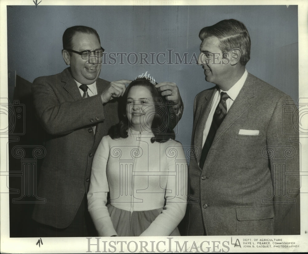 1970 Press Photo Miss Cleta Gauthier crowned Louisiana Egg Queen by chairman