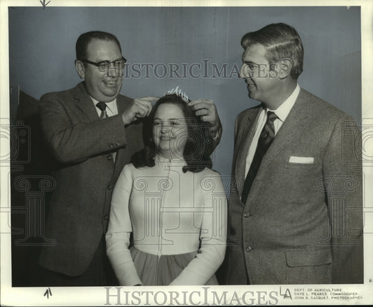 1970 Press Photo Miss Cleta Gauthier crowned Louisiana Egg Queen by chairman