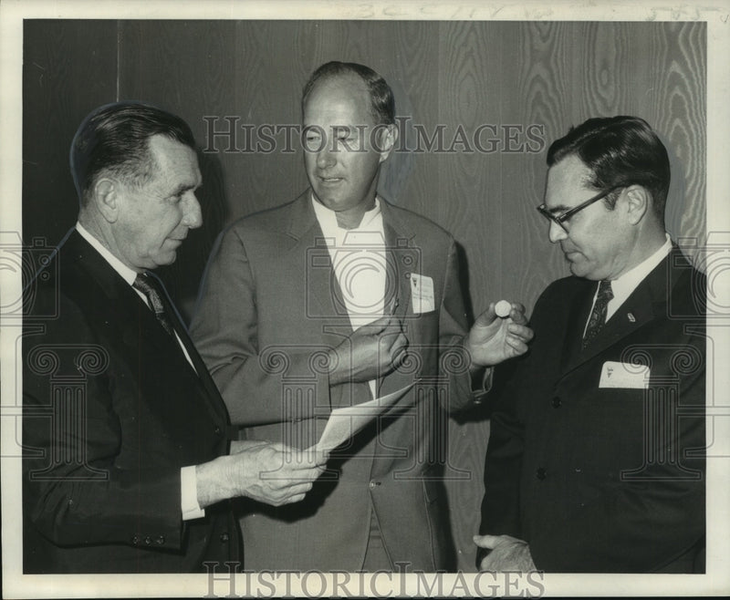 Load image into Gallery viewer, 1969 Press Photo O.M. Gautreaux &amp; others at World Dredging Association meeting
