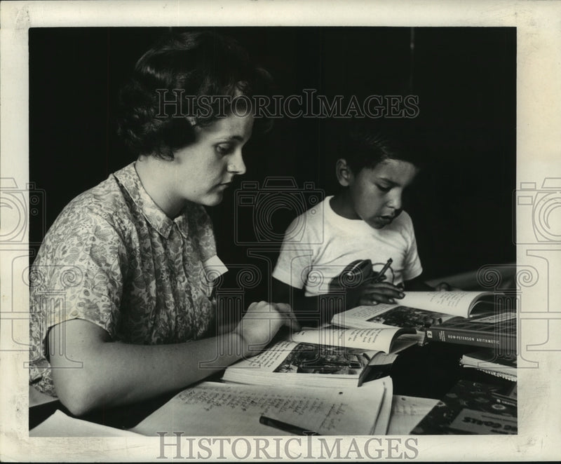 Load image into Gallery viewer, 1964 Press Photo Polly Nicholas listens as Adam Gaytan reads - nob16780
