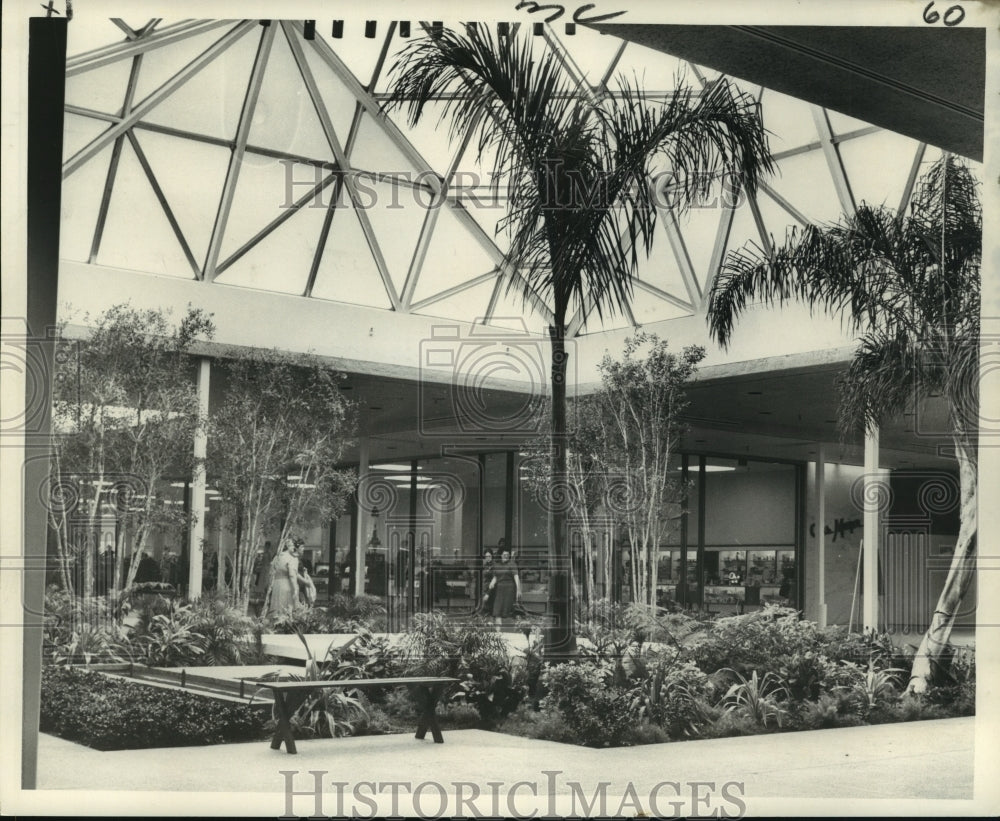 1966 Press Photo Inside courtyard of Oakwood Shopping Center - nob16801