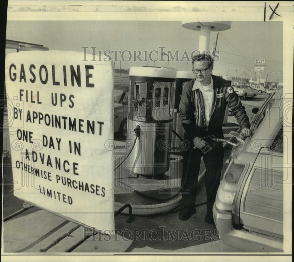 1974 Press Photo filing station operator Bill Congleton of Raleigh, N.C. - Historic Images