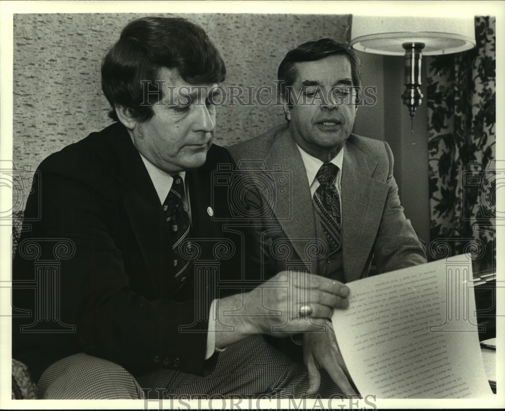 1979 Press Photo Ansel Garrett reviewing documents with his counsel - Historic Images