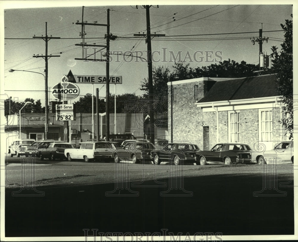 1979 Press Photo Cars line up at Amoco gasoline station- Historic Images