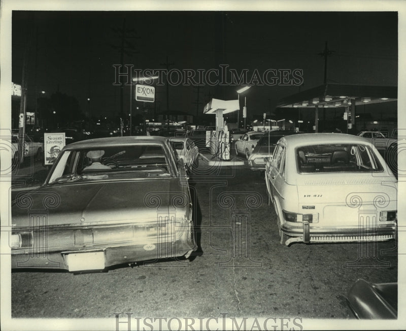 Load image into Gallery viewer, 1973 Press Photo Cars line up during gas rationing at Melpomene and Claiborne
