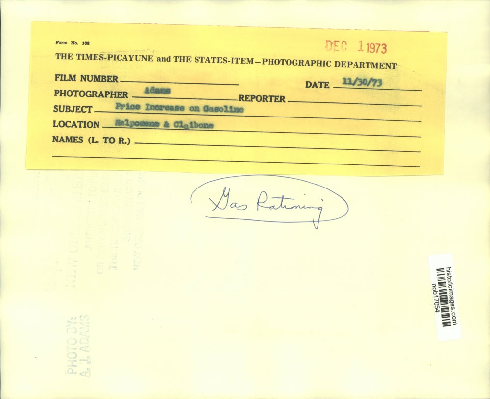 1973 Press Photo Cars line up during gas rationing at Melpomene and Claiborne