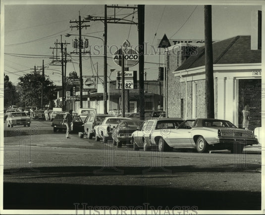 1979 Press Photo Amoco Self-Serve Gasoline Station, line of cars wait to fill up- Historic Images