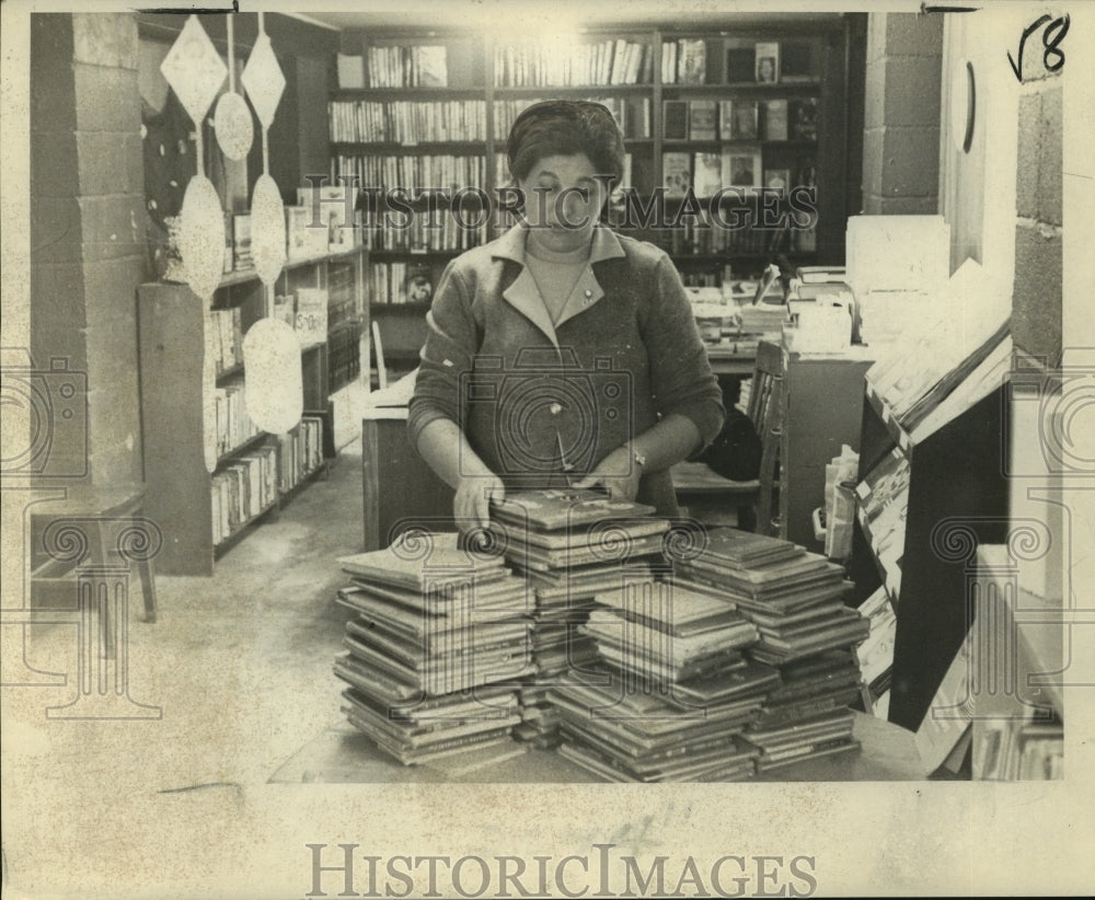 1970 Press Photo Mrs Charles Gaudet stacks children&#39;s books- Grand Isle Library - Historic Images