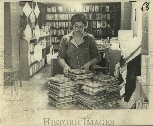 1970 Press Photo Mrs Charles Gaudet stacks children's books- Grand Isle Library - Historic Images