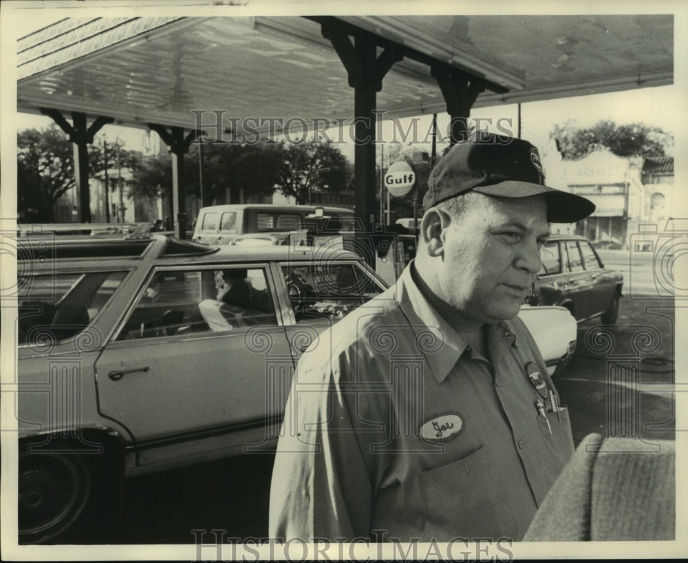 1974 Press Photo Joseph Giorlando, manager of Gulf station on Carrollton St.- Historic Images