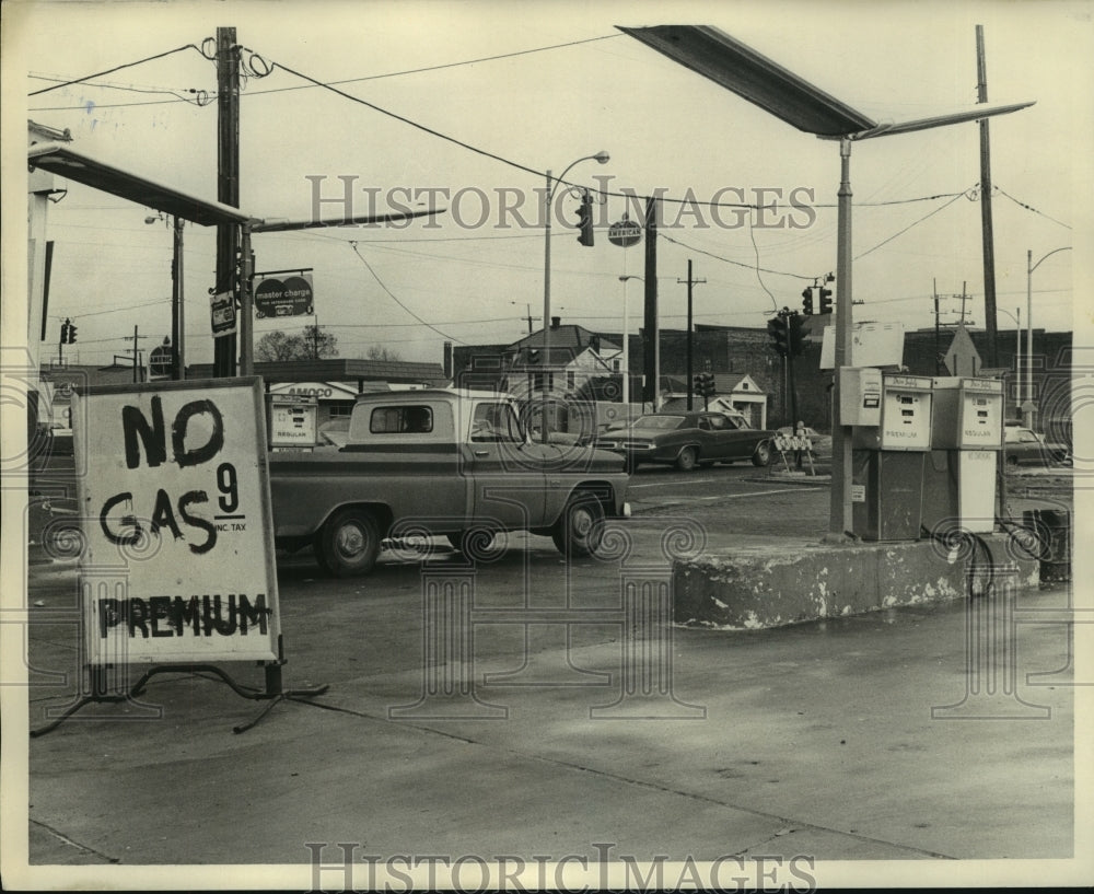 1974 Press Photo No gas at Louisiana service station. - nob17168