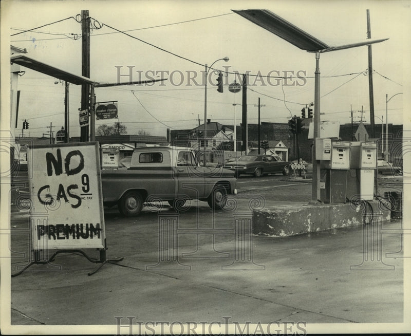 Load image into Gallery viewer, 1974 Press Photo No gas at Louisiana service station. - nob17168
