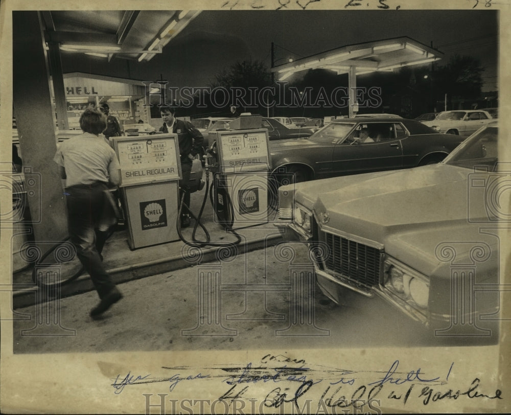 1974 Press Photo Long lines at gas pumps of New Orleans service statation