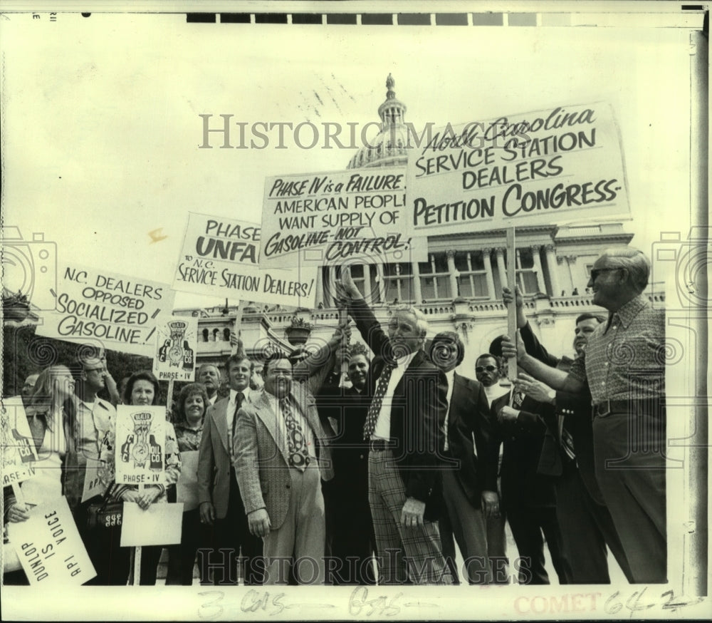1973 Press Photo Gasoline retailers rally at the Capitol, protesting prices.