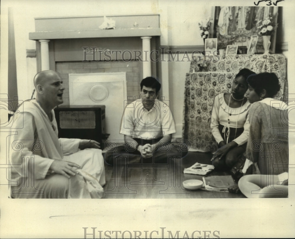 1971 Press Photo Krisha Consciousness member talks to students.- Historic Images