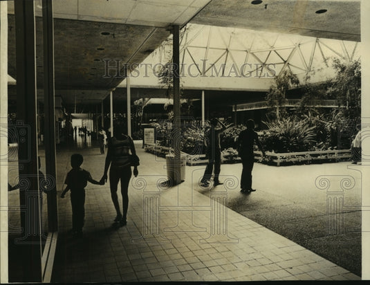 1972 Press Photo Customers enjoy the courtyard of Oakwood Shopping Center- Historic Images
