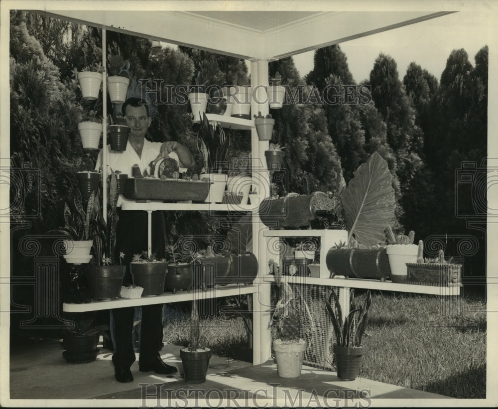 1962 Press Photo Leslie Van Horn and his off-ground garden. - nob17270- Historic Images