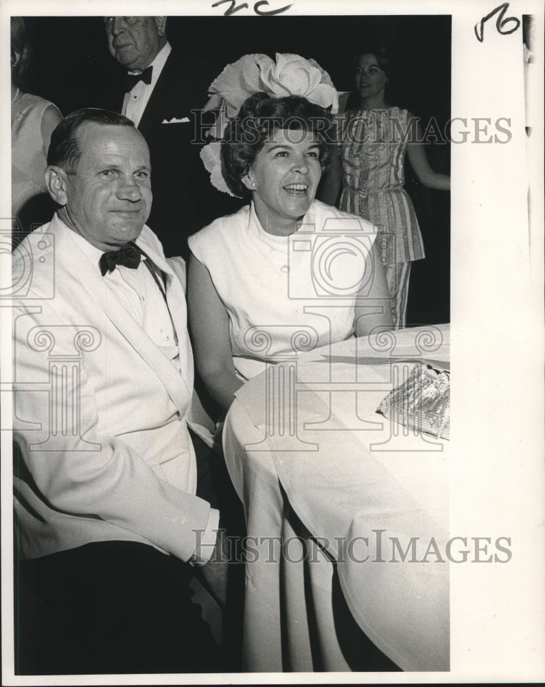 1971 Press Photo Mr. and Mrs. Cyris P. Geary Jr.at the Sybarites Ball.- Historic Images