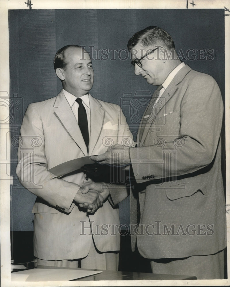 Load image into Gallery viewer, 1959 Press Photo Mayor Chep Morrison presents certificate to Alsia Gebhardt
