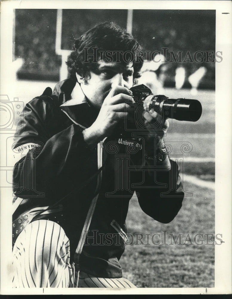 Load image into Gallery viewer, 1972 Press Photo Photographer Terry Friedman taking a picture at a football game
