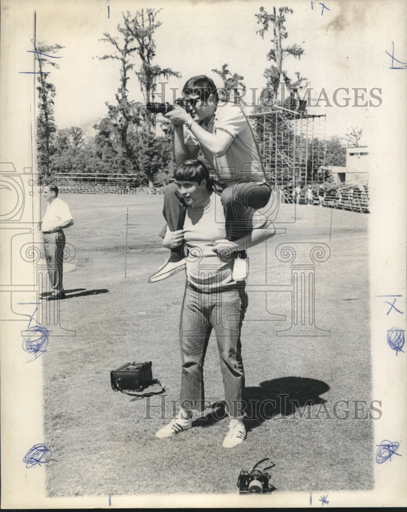 1970 Press Photo Terry Friedman takes photo with help from David Lagarde- Historic Images