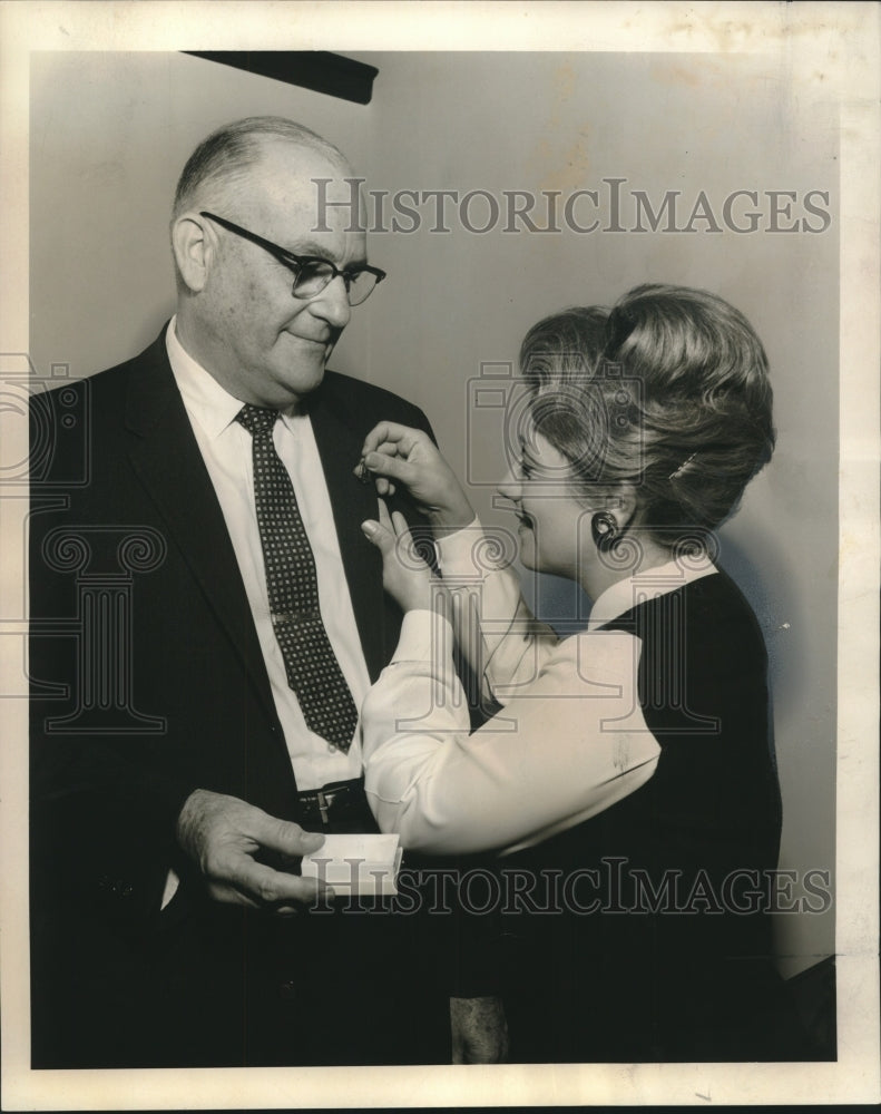 1965 Press Photo Dr. Gelbke honored by Auxiliary of Jefferson Medical Society