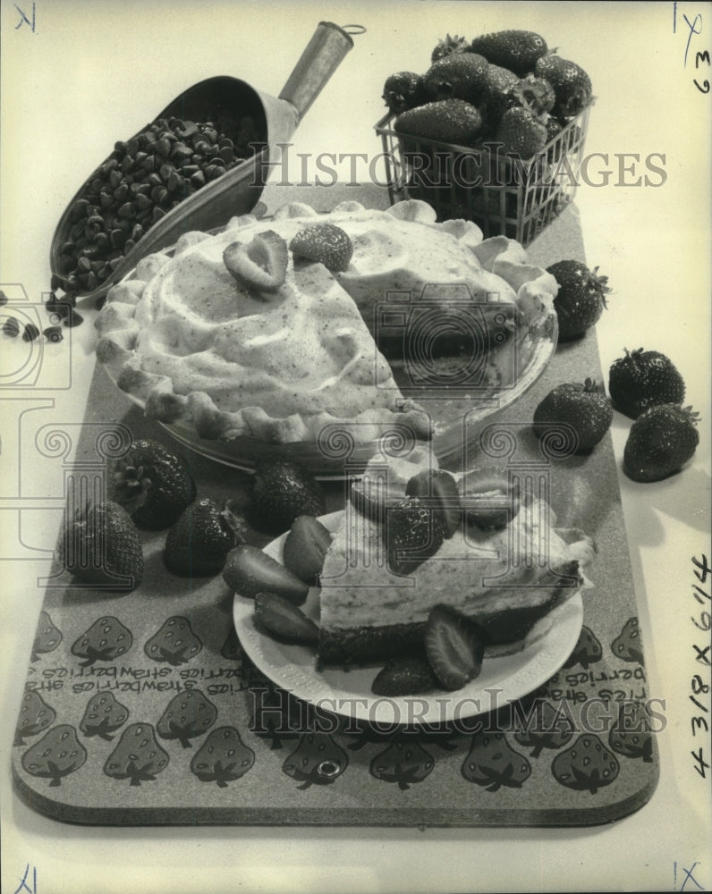 1979 Press Photo Strawberry blackbottom pie with fresh berries- Historic Images