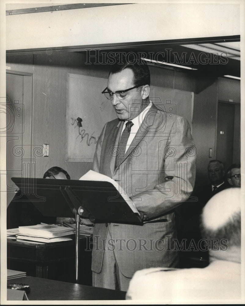 1964 Press Photo Leon Gary, Louisiana Public Works speaking to commission
