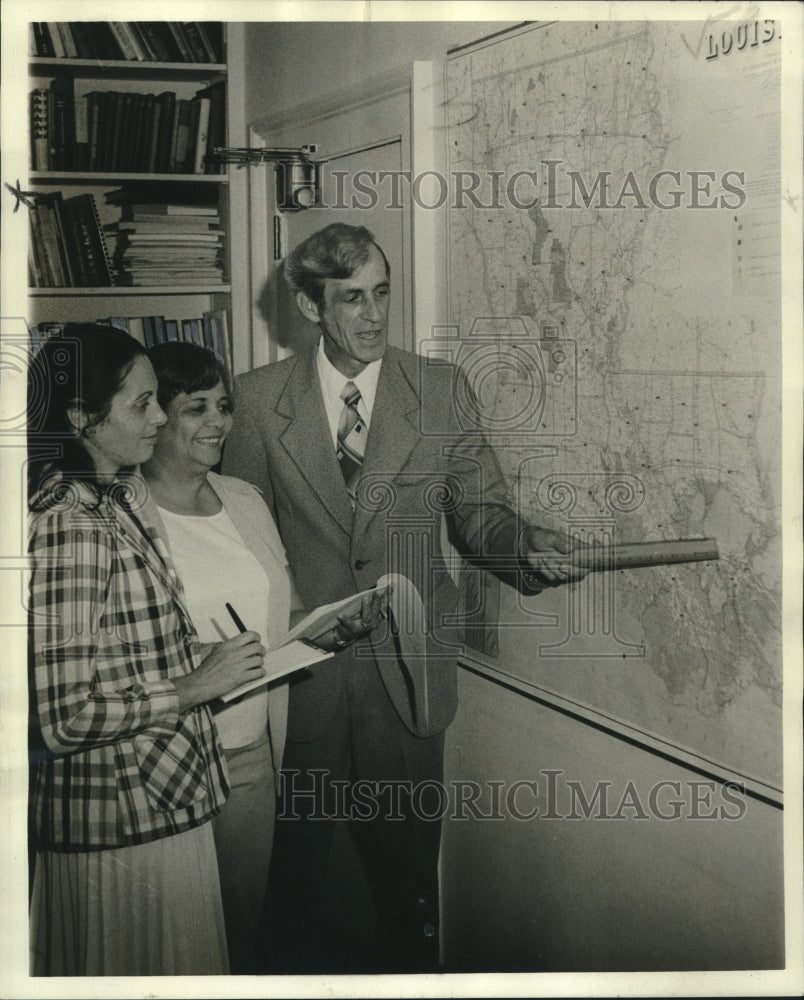 1976 Press Photo Dr. Eldridge J. Gendron, Tulane&#39;s Educational Resource Center- Historic Images